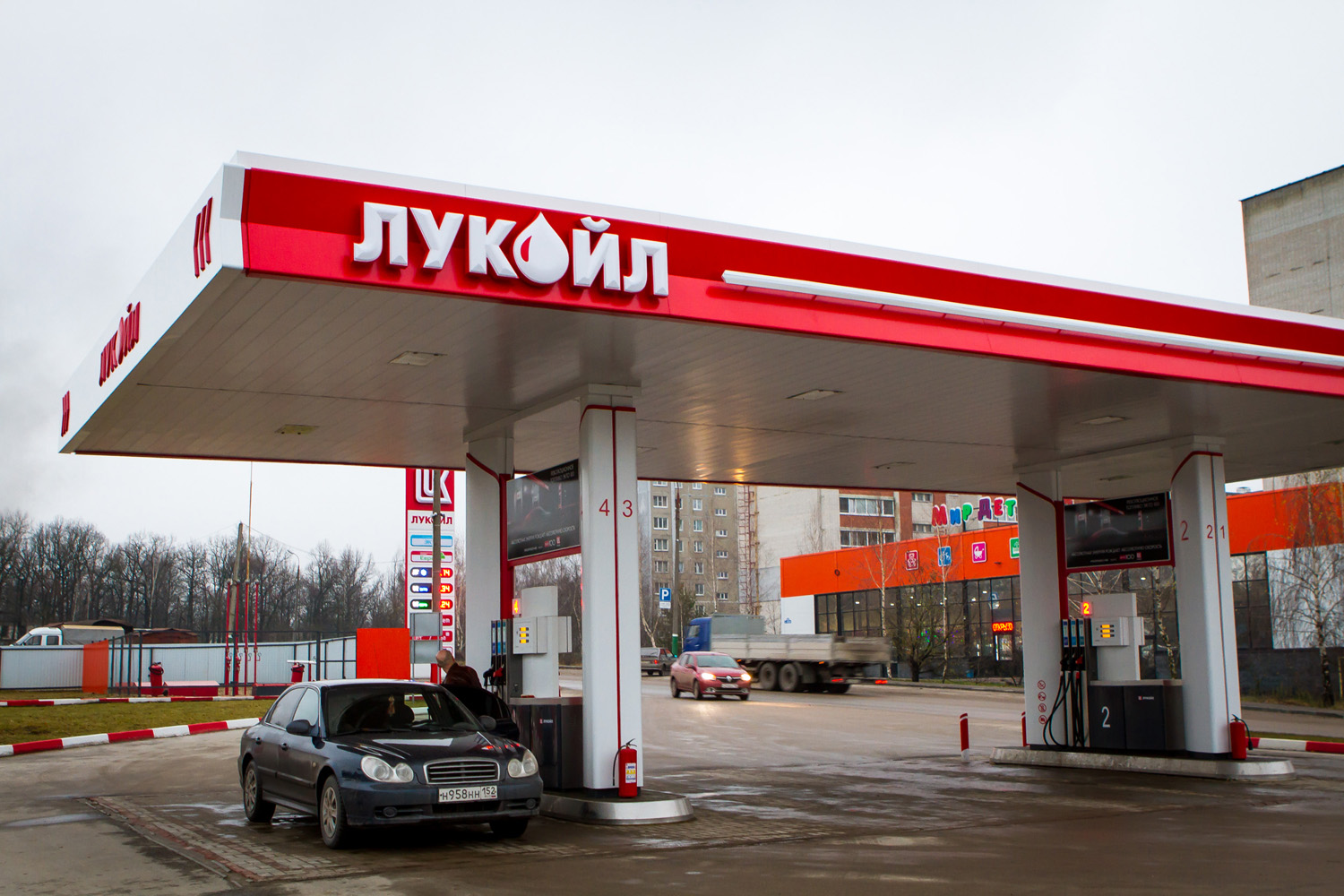 Lukoil. Навес АЗС Lukoil 3d. АЗС Лукойл. Магазин Лукойл. Канистра на АЗС Лукойл.